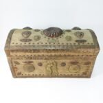 Vintage ξύλινο μπαούλο με χάλκινη και ορειχάλκινη διακόσμηση