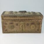 Vintage ξύλινο μπαούλο με χάλκινη και ορειχάλκινη διακόσμηση - Image 2