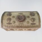 Vintage ξύλινο μπαούλο με χάλκινη και ορειχάλκινη διακόσμηση - Image 3