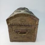 Vintage ξύλινο μπαούλο με χάλκινη και ορειχάλκινη διακόσμηση - Image 7