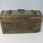 Vintage ξύλινο μπαούλο με χάλκινη και ορειχάλκινη διακόσμηση - Image 8