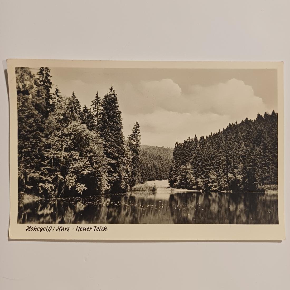 DB2-136-A-20260104_165334-1100x1100 Vintage Καρτ Ποστάλ "Hohegeiß/ Harz - Neuer Teich" (μέσα 20ού αιώνα) - Image 1