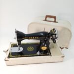 Ραπτομηχανή IDEAL Deluxe στη θήκη της, vintage (Made in Italy)