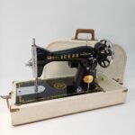 Ραπτομηχανή IDEAL Deluxe στη θήκη της, vintage (Made in Italy) - Image 5