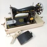 Ραπτομηχανή IDEAL Deluxe στη θήκη της, vintage (Made in Italy) - Image 7