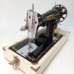 Ραπτομηχανή IDEAL Deluxe στη θήκη της, vintage (Made in Italy) - Image 9