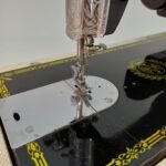 Ραπτομηχανή IDEAL Deluxe στη θήκη της, vintage (Made in Italy) - Image 10