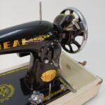 Ραπτομηχανή IDEAL Deluxe στη θήκη της, vintage (Made in Italy) - Image 12