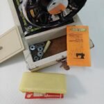 Ραπτομηχανή IDEAL Deluxe στη θήκη της, vintage (Made in Italy) - Image 15