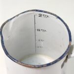 Αγγλική εμαγιέ κανάτα- μεζούρα "2 PTS." (πρώτο μισό 20ού αιώνα) - Image 3
